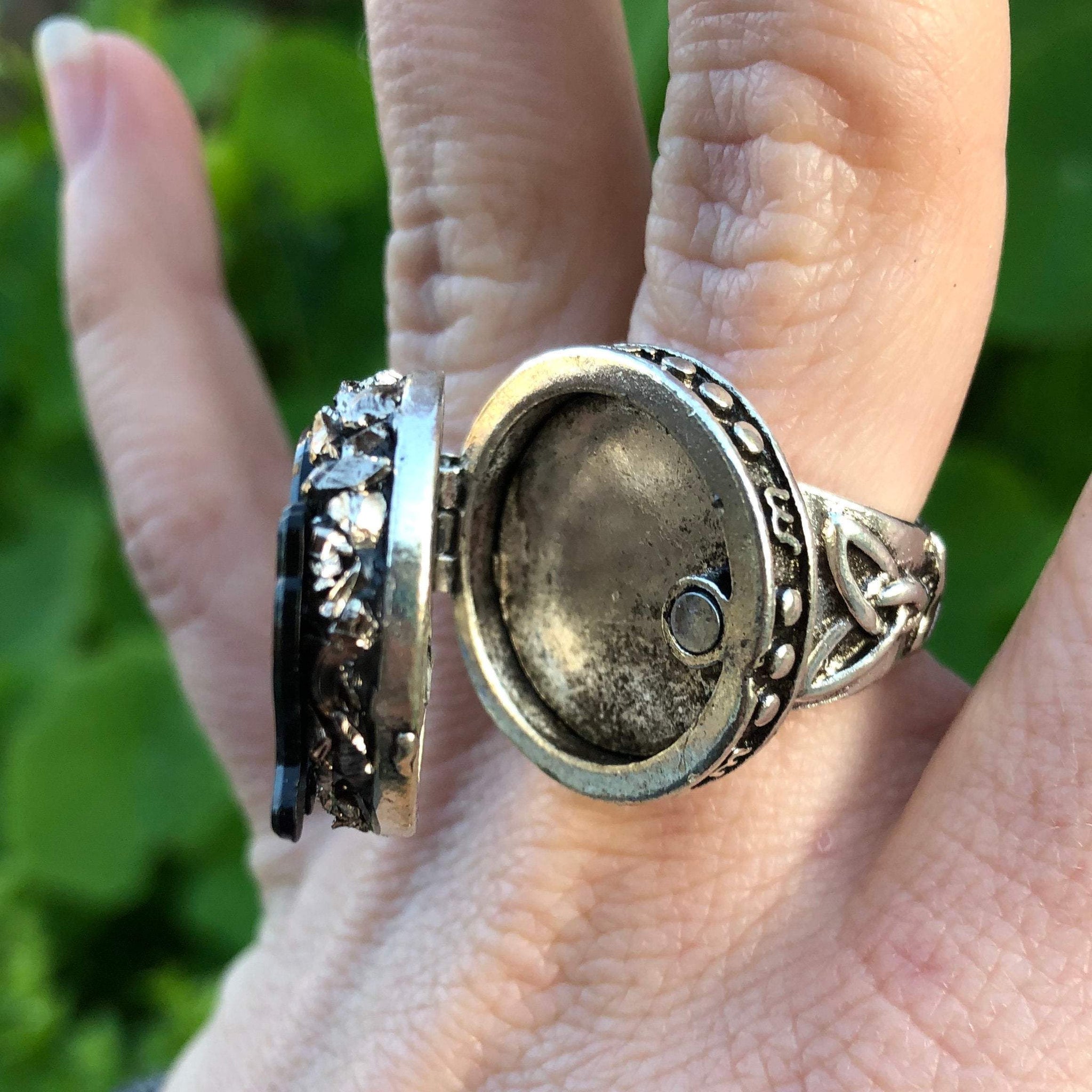 Ik heb het erkend Onderzoek Horzel Ring With Compartment – Rave Fashion Goddess